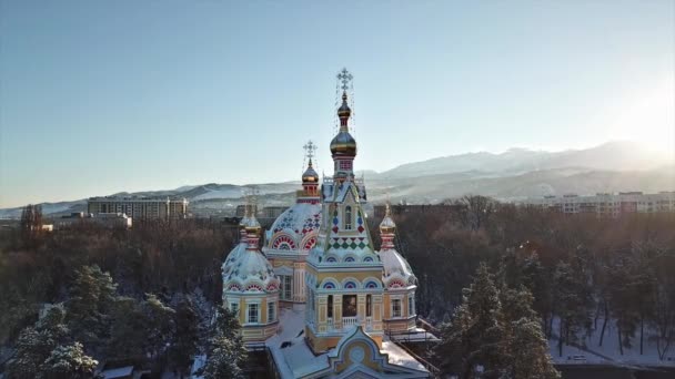 Золоті куполи Церкви на світанку. — стокове відео