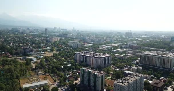 Cidade verde com montanhas nevadas de Almaty. — Vídeo de Stock