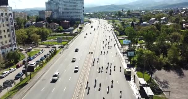 Fietsmarathon in het centrum van Almaty. — Stockvideo