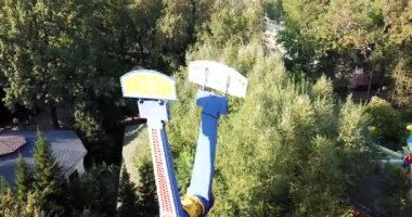 Dönme dolabı olan bir şehir parkı..