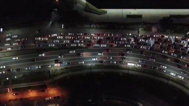 Birçok araba yolda gider. Gece şehri.