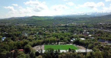 Karlı Almaty dağları ile yeşil şehir.