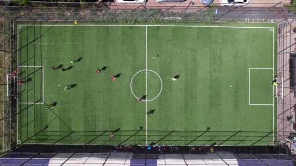 Dos equipos de chicos juegan al fútbol en el campo.. — Vídeos de Stock