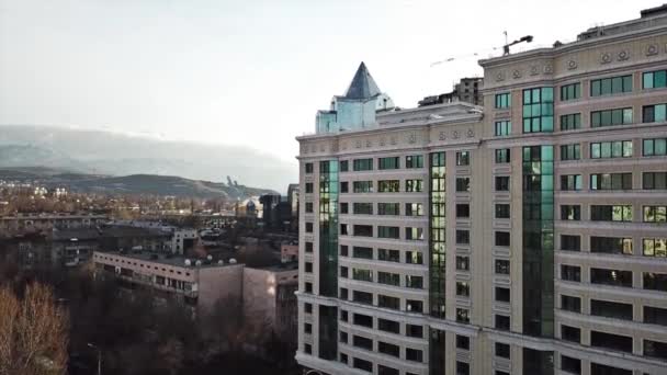 Moderne bygninger i byen Almaty. – Stock-video