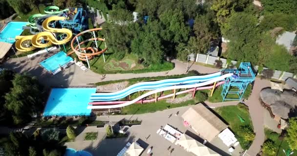 Ein Outdoor-Wasserpark, viele Rutschen, Pools. — Stockvideo