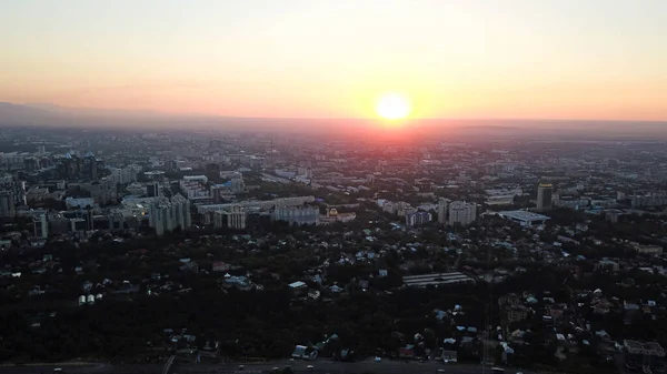 Pôr do sol vermelho sobre a cidade de Almaty. — Fotografia de Stock