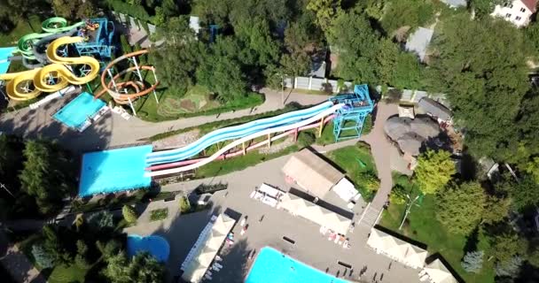 Park wodny na świeżym powietrzu, mnóstwo zjeżdżalni, basenów. — Wideo stockowe