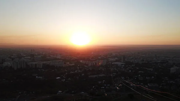 Almaty şehrinin üzerinde kızıl gün batımı. — Stok fotoğraf