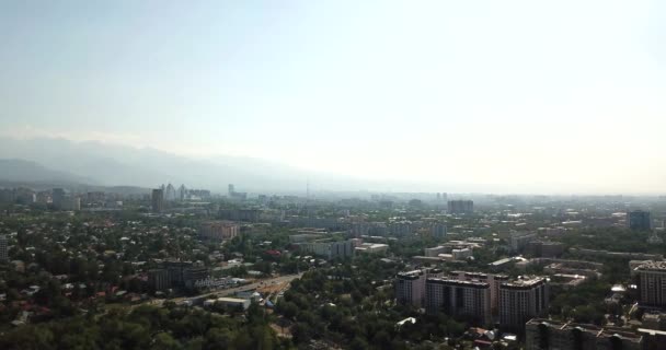 Karlı Almaty dağları ile yeşil şehir. — Stok video