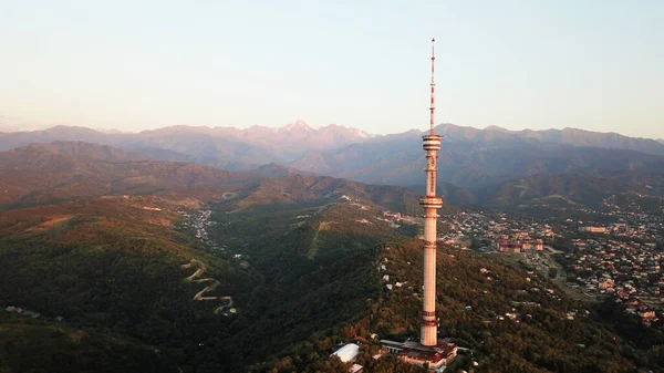 Kok Tobe gran torre de televisión en las verdes colinas de Almaty —  Fotos de Stock