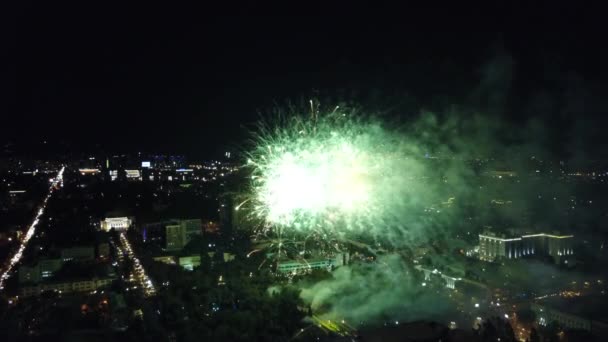 Fuochi d'artificio notturni in città . — Video Stock