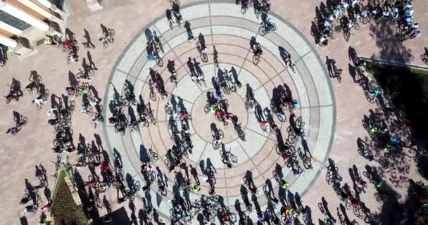 Un gran grupo de ciclistas en el Parque. — Vídeo de stock