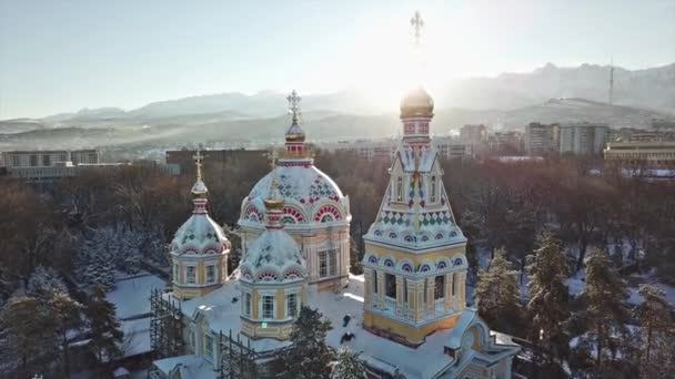 Золотые купола Церкви на рассвете. — стоковое видео