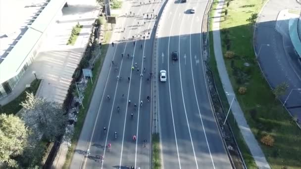 Веломарафон на дорогах Алматы. — стоковое видео