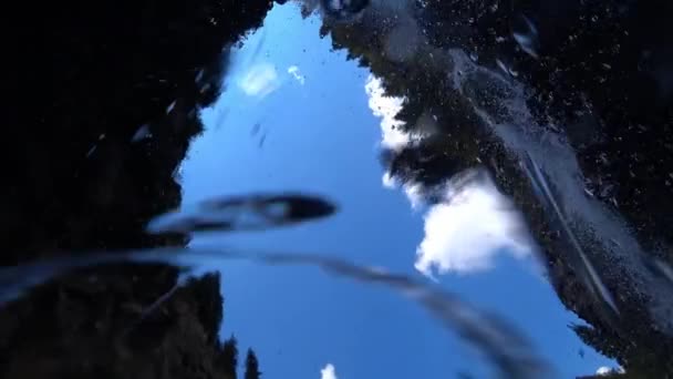 Gotas da cachoeira caem na câmera. — Vídeo de Stock