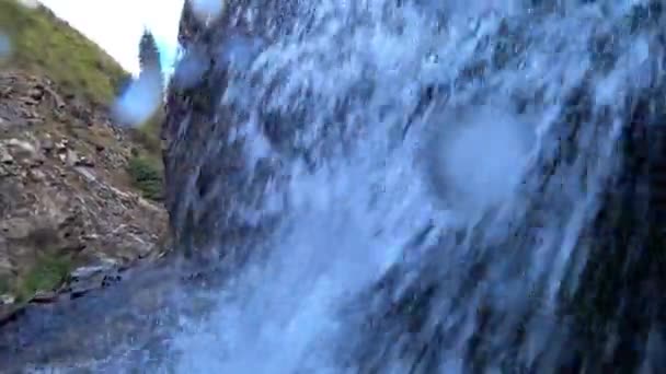 Gocce dalla cascata sulla macchina fotografica. — Video Stock