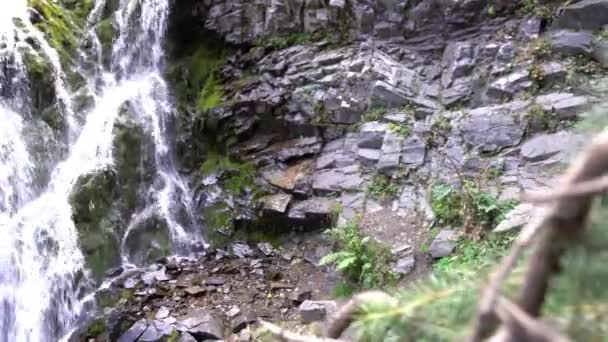 Salpicaduras de la cascada en las rocas, troncos. — Vídeos de Stock