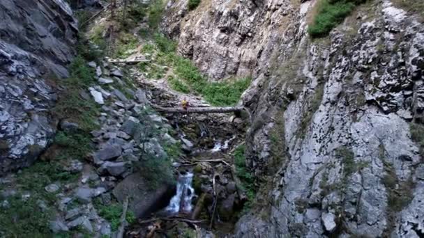 El tipo está sentado en un gran árbol sobre el río.. — Vídeo de stock