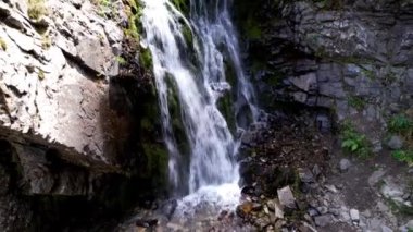 Kayalık bir vadide bir dağ şelalesi..