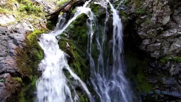 Horský vodopád ve skalnaté rokli. — Stock video