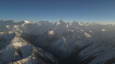 Karla kaplı tepeler ve engebeli arazi içeren görkemli dağ sıraları. Kamera, doğal güzellik ve sonsuzluğu gözler önüne sererek manzaranın karmaşık detaylarını gün geçtikçe gözler önüne seriyor.