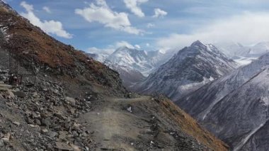 Manzaralı dağ manzarası kayalık araziler ve karla kaplı tepeler, kameralar vadinin geniş derinliğini, doğal güzellikleri ve engebeli özellikleri gözler önüne seriyor.