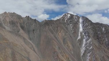 Dağlık arazi, engebeli araziyi ve karla kaplı tepeleri gözler önüne seriyor. Kamera, doğal çevrenin dramatik dokularını ve renklerini kolayca yakalıyor.