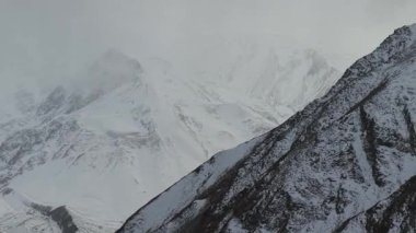 Karlı dağ manzarasında dramatik tepeler ve engebeli araziler var. Kameralar manzaranın derinliğini ve dokusunu ortaya çıkarıyor. Kış harikalar diyarının güzelliğini gözler önüne seriyor.