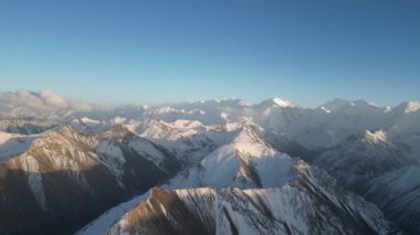 Karla kaplı tepe ve vadileri barındıran görkemli dağ manzarası, kamera nefes kesen manzarada hareket ederken, el değmemiş doğanın enginliğini ve güzelliğini gözler önüne seriyor.