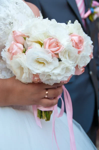 Mani con fedi nuziali e bel bouquet da sposa — Foto Stock