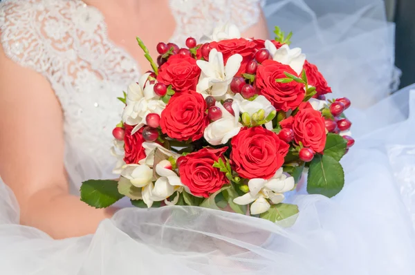 Menyasszonyi csokor vörös és fehér virágok — Stock Fotó
