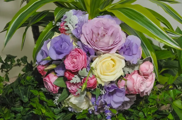 Hochzeitsstrauß aus blauen und weißen Blumen — Stockfoto