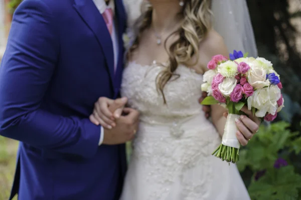 Rose, blue and white wedding bouquet — Stock Photo, Image