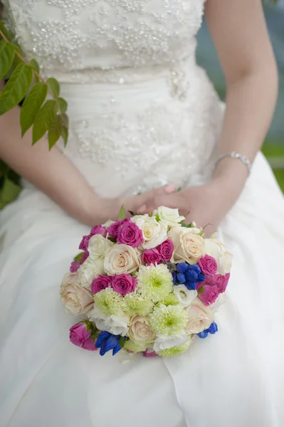 Bruiloftsboeket in handen van de bruid — Stockfoto