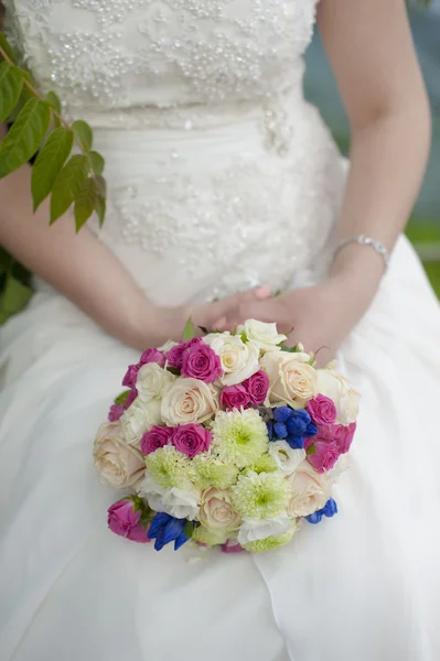 Buquê de casamento nas mãos da noiva — Fotografia de Stock