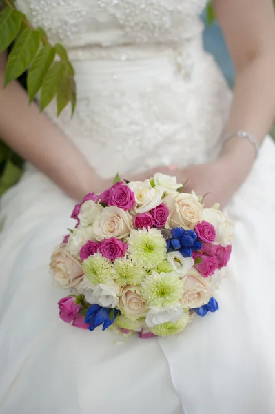 Bröllopsbukett i händerna på bruden — Stockfoto