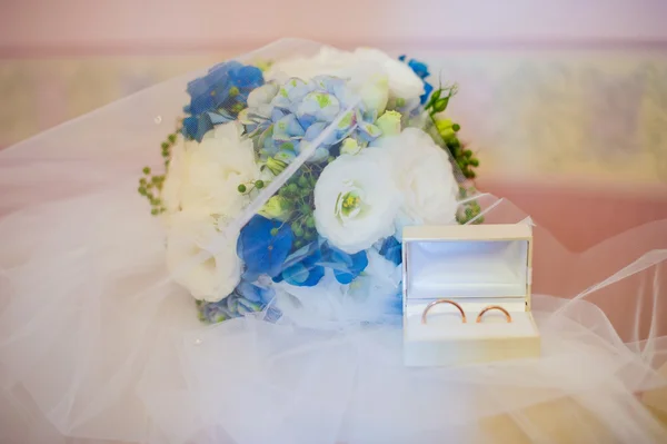 Gouden trouwringen op de PINCUSHION in te stellen en mooi boeket — Stockfoto