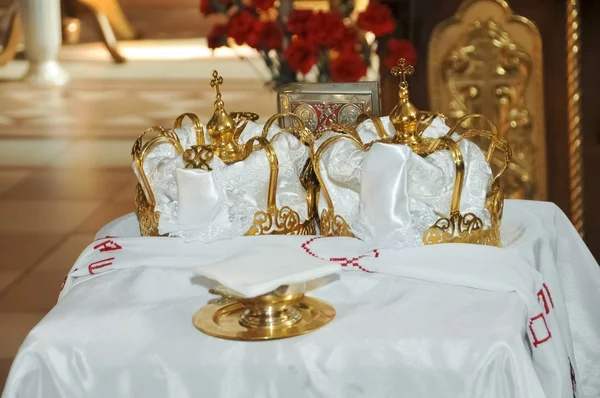 Duas coroas cerimoniais de casamento ortodoxo pronto para a cerimônia — Fotografia de Stock