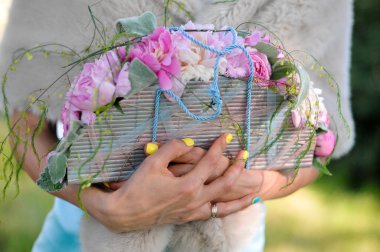 Gelinin elinde düğün buketi