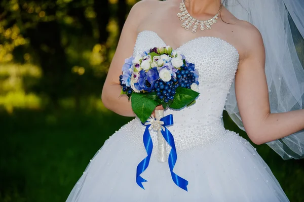 El ramo de boda en las manos de la novia —  Fotos de Stock