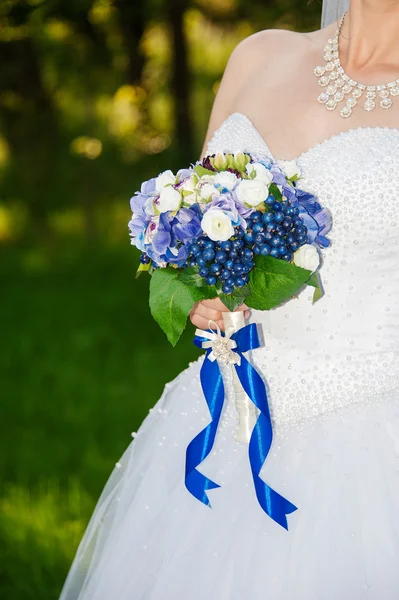 Wedding bouquet in hands of the bride — Stock Photo, Image