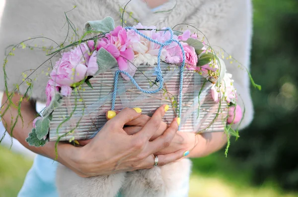 Bouquet de mariage entre les mains de la mariée — Photo