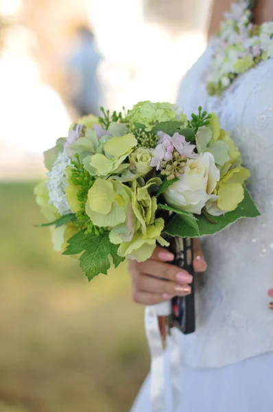 Buquê de casamento nas mãos da noiva — Fotografia de Stock