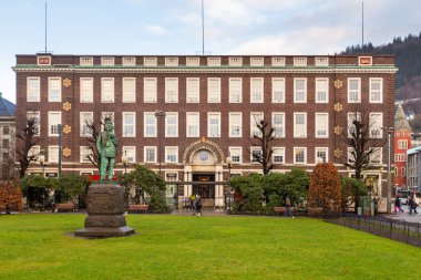Bergen, Norveç - 12 Aralık 2015: Arka planda Rikstelegraf ve Rikstelefon binaları olan besteci Edward Grieg 'in heykeli. Şehir merkezinde Bronz Anıt.