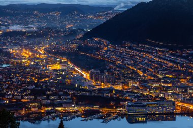Gün batımında Bergen 'in Floyen Dağı, Bergen, Norveç' teki panoramik manzarası.