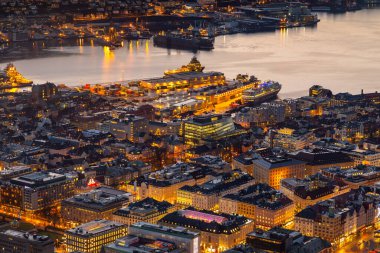 Gün batımında Bergen 'in Floyen Dağı, Bergen, Norveç' teki panoramik manzarası.