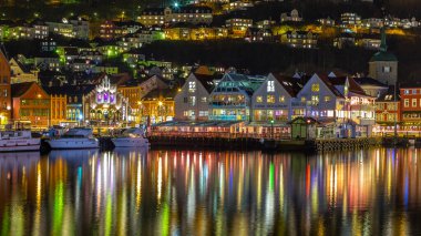 Bergen, Norveç- 12 Aralık 2015: Torgallmenningen 'in ana meydanı gece görülecek. Güzel aydınlatma.