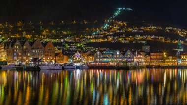 Bergen, Norveç - 12 Aralık 2015: Şehir merkezi, Floyen Hill ve gece Floibanen teleferiği görüntüsü. Güzel aydınlatma.