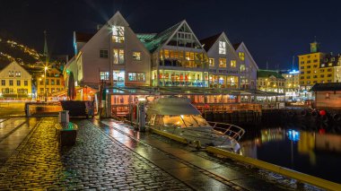 Bergen, Norveç- 12 Aralık 2015: Torgallmenningen 'in ana meydanı gece görülecek. Güzel aydınlatma.
