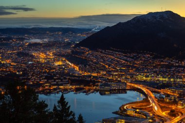 Bergen Norveç - 12 Aralık 2015: Gün batımında Floyen Dağı 'ndan Bergen' in panoramik manzarası. Güzel aydınlatma.
